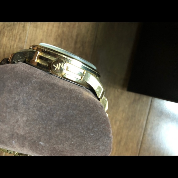 Authentic Michael Kors gold watch - Picture 3 of 5